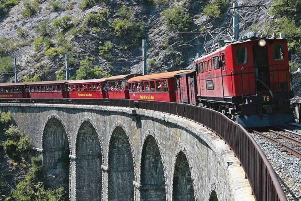 Gite Au Printemps Japonais, Petit Train De La Mure, Parc Des Ecrins Pierre-Chatel Exterior foto