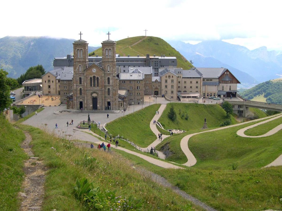 Gite Au Printemps Japonais, Petit Train De La Mure, Parc Des Ecrins Pierre-Chatel Exterior foto