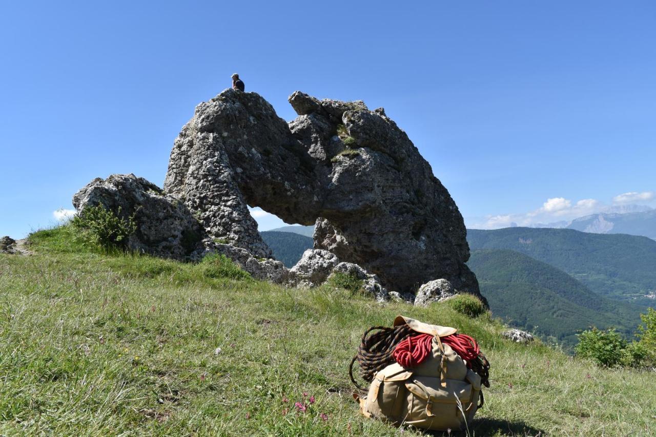 Gite Au Printemps Japonais, Petit Train De La Mure, Parc Des Ecrins Pierre-Chatel Exterior foto
